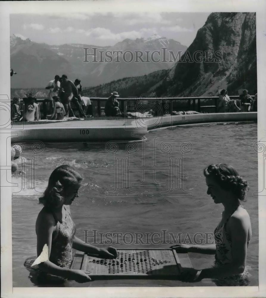 1947 Press Photo Elba Hooper &amp; Marion Charlton Play Chinese Checkers In The Pool - Historic Images
