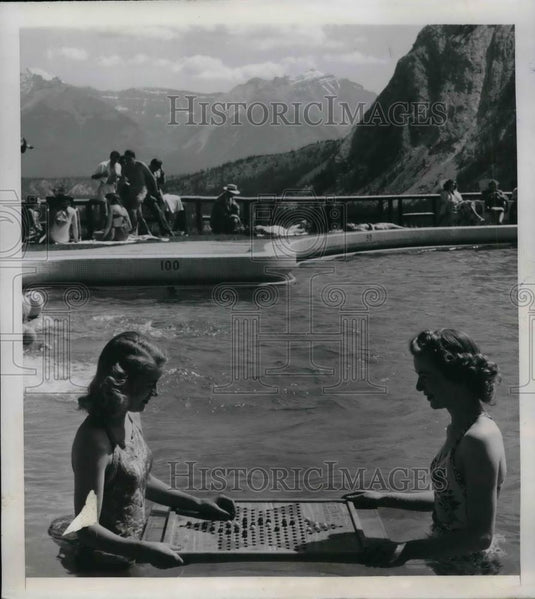 1947 Press Photo Elba Hooper & Marion Charlton Play Chinese Checkers In The Pool - Historic Images