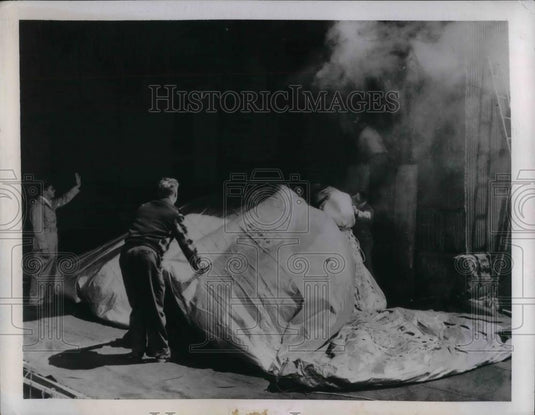 1949 Press Photo Surplus Balloons used for Wheat Grains Storage Bins. - Historic Images
