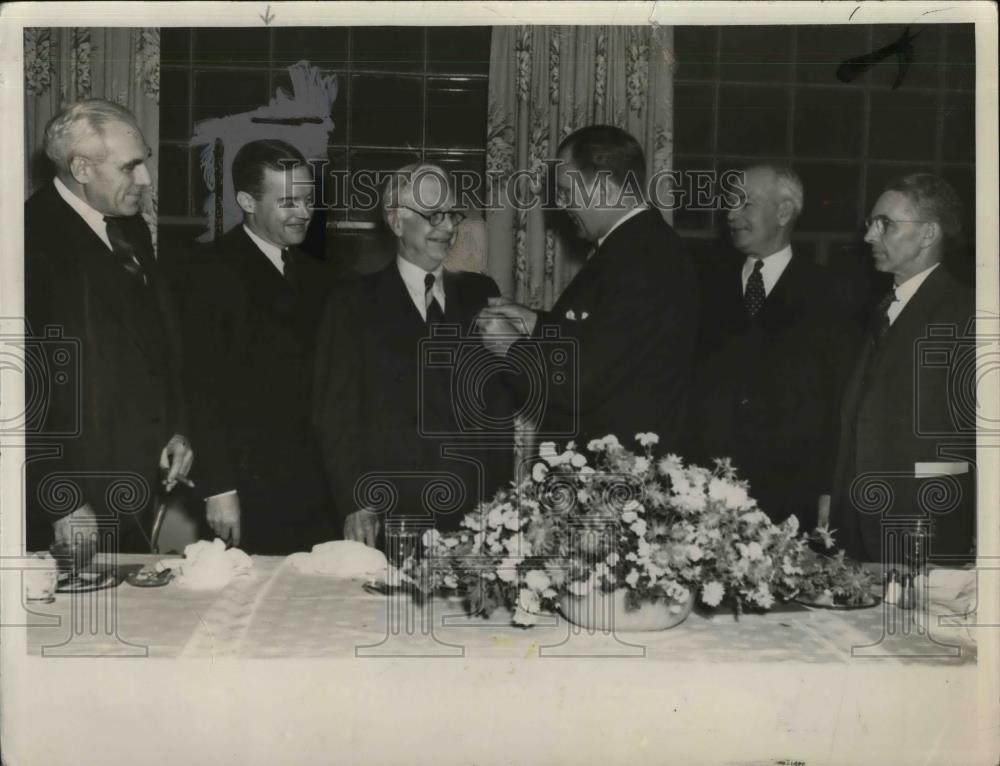 1938 Press Photo WJ Hanley Honored For Service For Work With General Electric - Historic Images