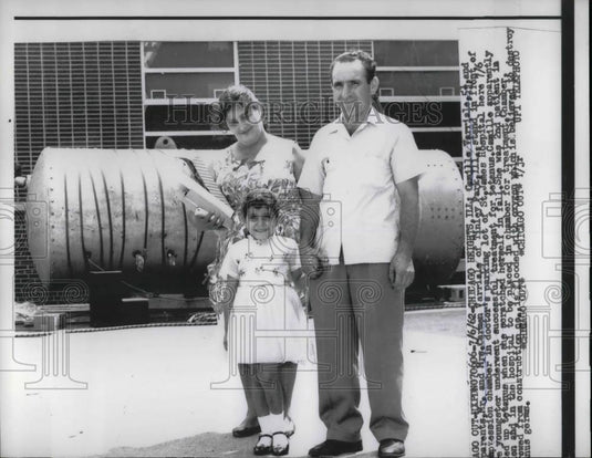 1962 Press Photo Camille Varriale Mr. and Mrs Carmen Varriale in Front of - Historic Images