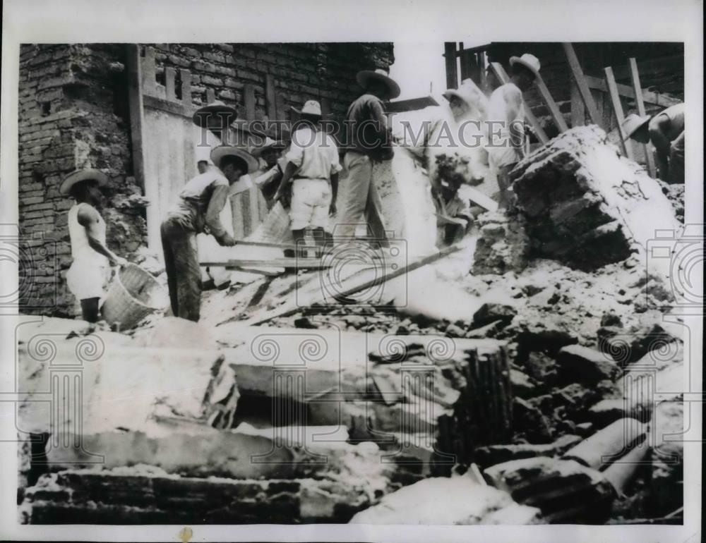 1941 Press Photo Rescue Workers After Earthquake in Mexico - nea31806 - Historic Images