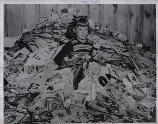 1951 Press Photo Donna Rae Taylor wades through thousands of old Christmas cards - Historic Images
