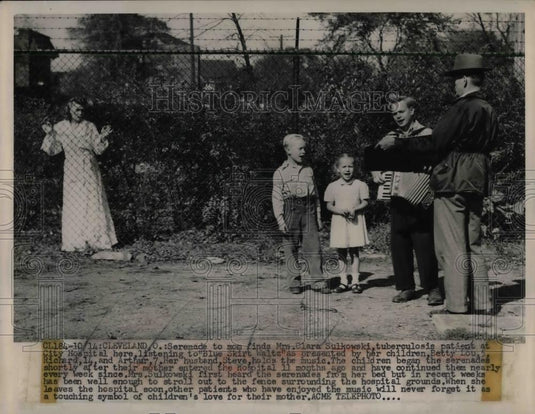 1949 Press Photo Tuberculosis Patient Clara Sulkowski Serenaded By Her Children - Historic Images