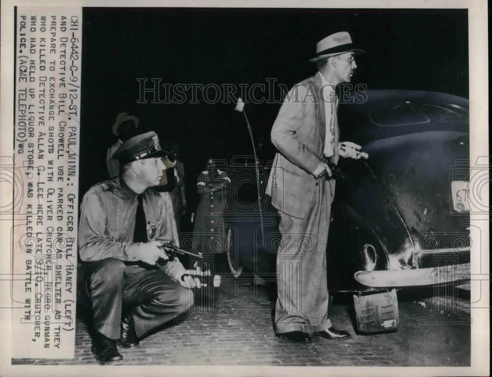 1949 Press Photo Officer Bill Haney &amp; Bill Crowell exchange shot Gunman. - Historic Images