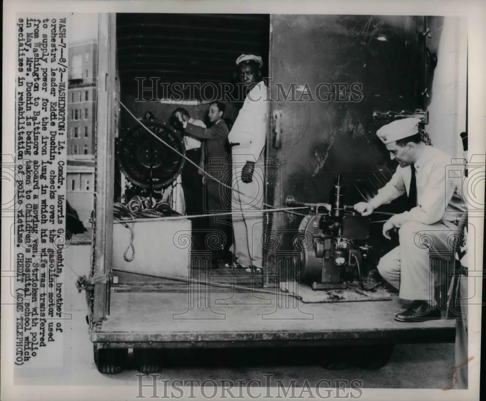 1949 Press Photo Lt Cmdr Morris Duchin & wifes Iron lung machine - nea30258 - Historic Images