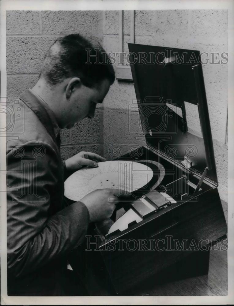 1957 Press Photo A scientific slot machine at Harvard University - nea30061 - Historic Images