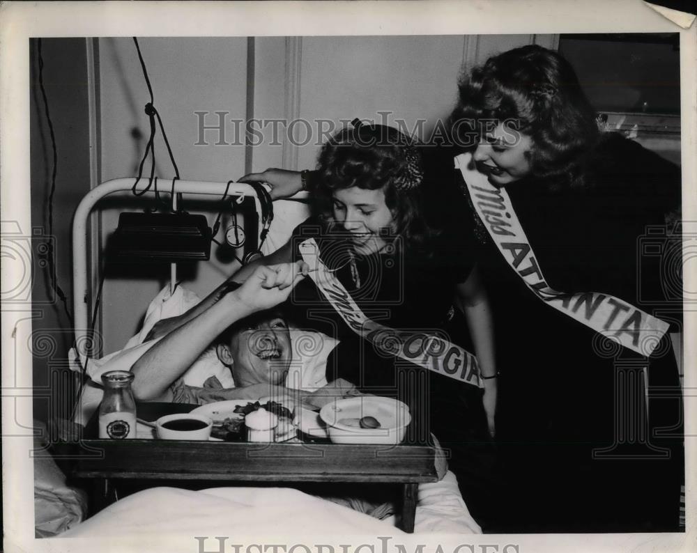 1945 Press Photo Pfc. Martin O. Burrell, Doris Joyce Coker, Pauline Walker - Historic Images