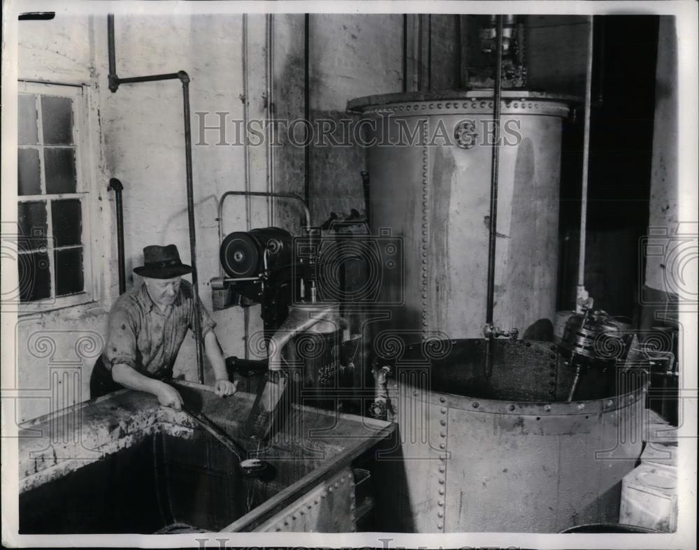 1942 Press Photo Woburn Degreasing Company worker at shark oil tank - nea32804 - Historic Images