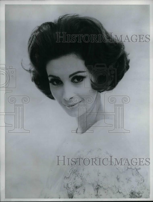 Press Photo Model showing off new spring hairstyle - nea19459 - Historic Images