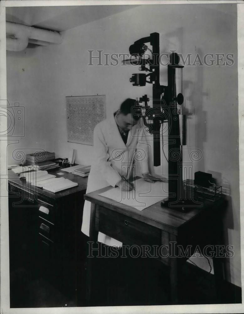 1931 Press Photo Dr. J.P.M. Vogelaar histologist Central Cancer Reseach Lab - Historic Images