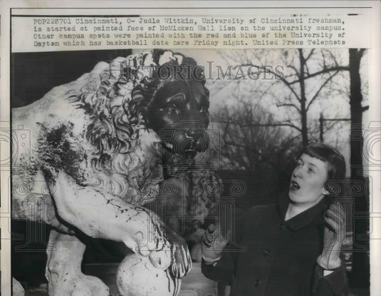 1957 Press Photo Judie Wittkin, U of Cinn, at McMicken Hall - nea30574 - Historic Images