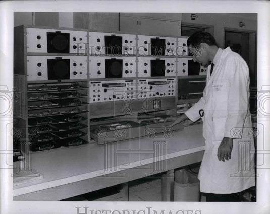 1967 Press Photo Dr. Josef Edelstein & Electrocardiograph at Mt. Sinai Hospital - Historic Images