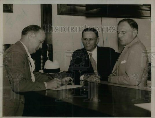 1933 Press Photo Charles Herberick,Walter Herberick & Akron Burkers - nea33464 - Historic Images