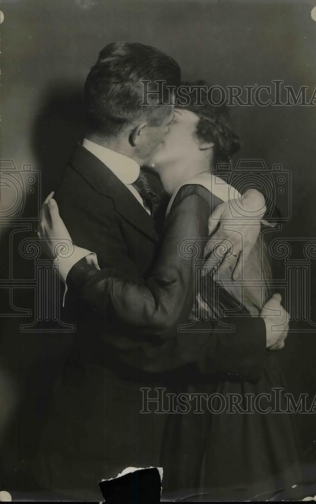 1944 Press Photo Couple Kissing While Standing By Wall - nea34061 - Historic Images