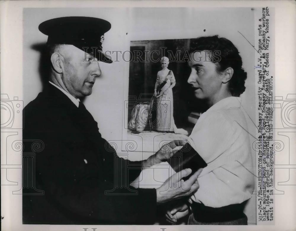 1953 Press Photo British Embassy Security Guard J.W. Dunne Margaret Bond - Historic Images