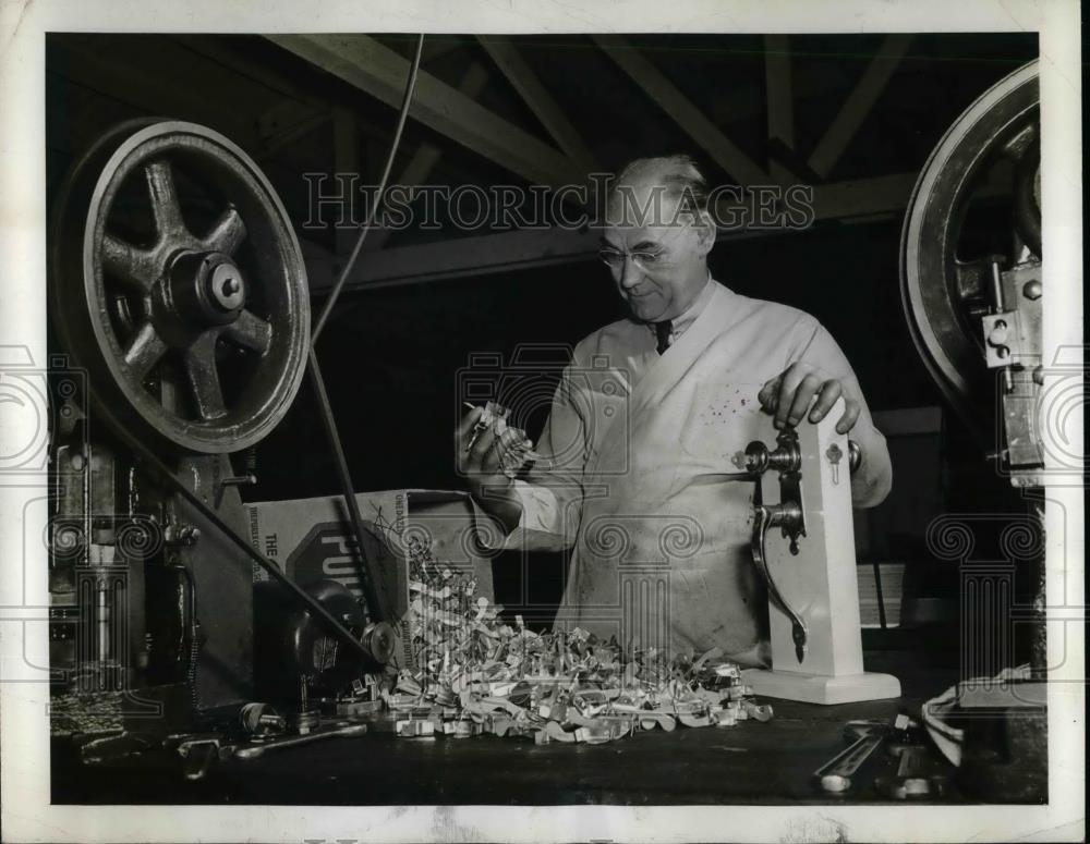 1943 Press Photo Edward James Baume. architect at manf. plant - nea31972 - Historic Images