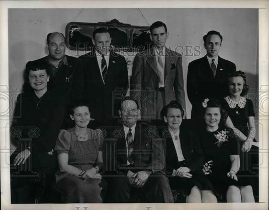 1943 Press Photo Elmer Jones Family all Working at Consolidated Aircraft Corp. - Historic Images