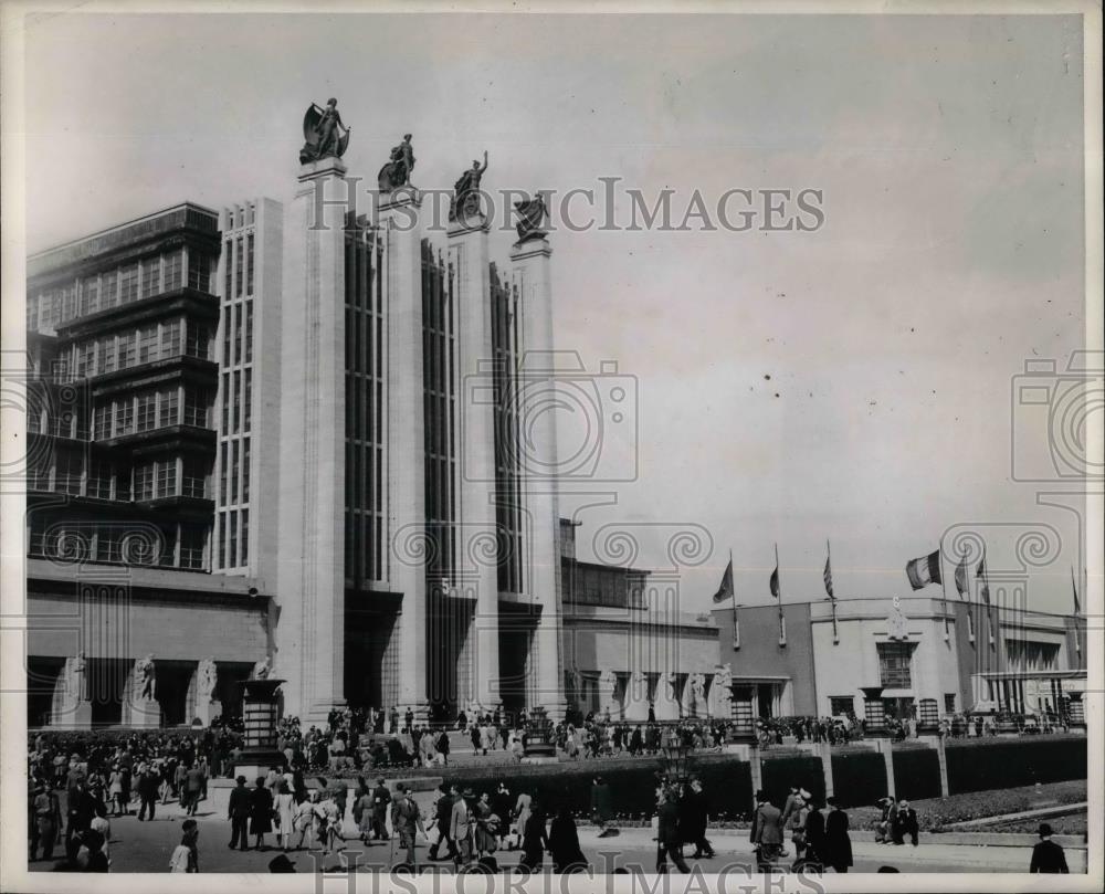 1947 Press Photo View of the Centenary Palaces at Brussels where the 1st - Historic Images