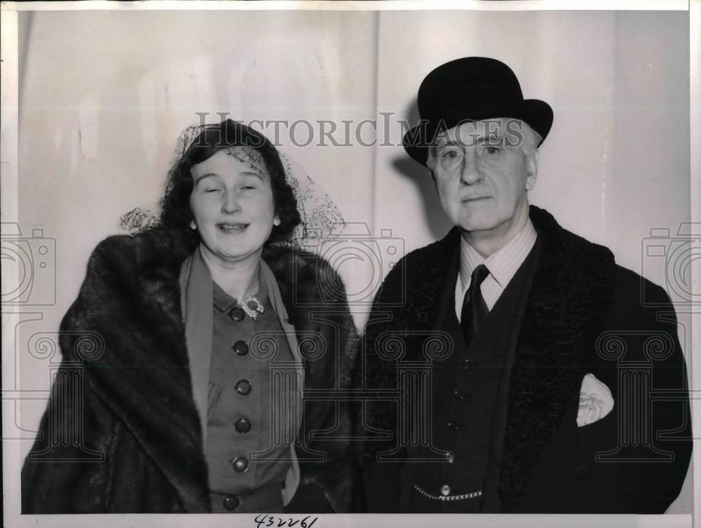 1938 Press Photo Lord and Lady Sackville of London Aboard Queen Mary - nea30395 - Historic Images