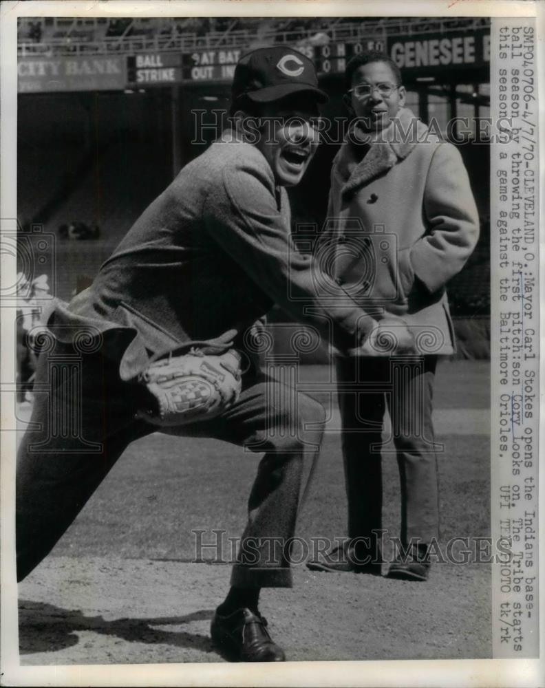 1970 Press Photo Mayor Carl Stokes opens Indians baseball season as son Cory - Historic Images