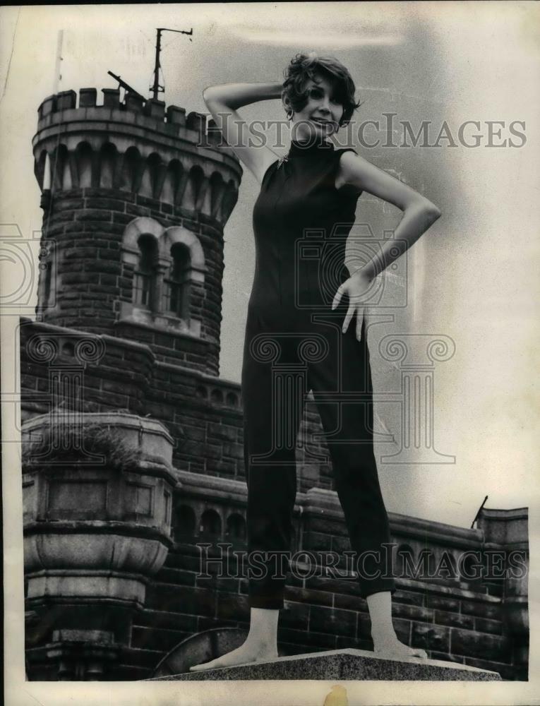 1964 Press Photo A Woman Poses In A Bouncy Manhassett Casuals Jumpsuit - Historic Images
