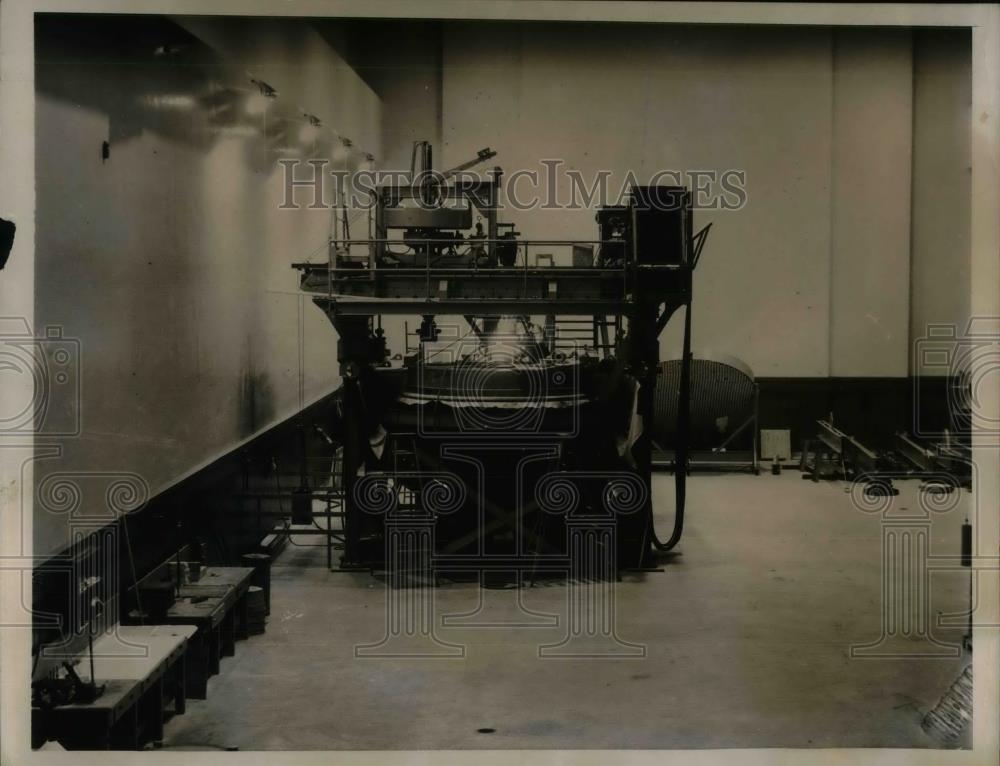 1935 Press Photo Calif Institute of Tech, machine to polish lenses - nea30572 - Historic Images