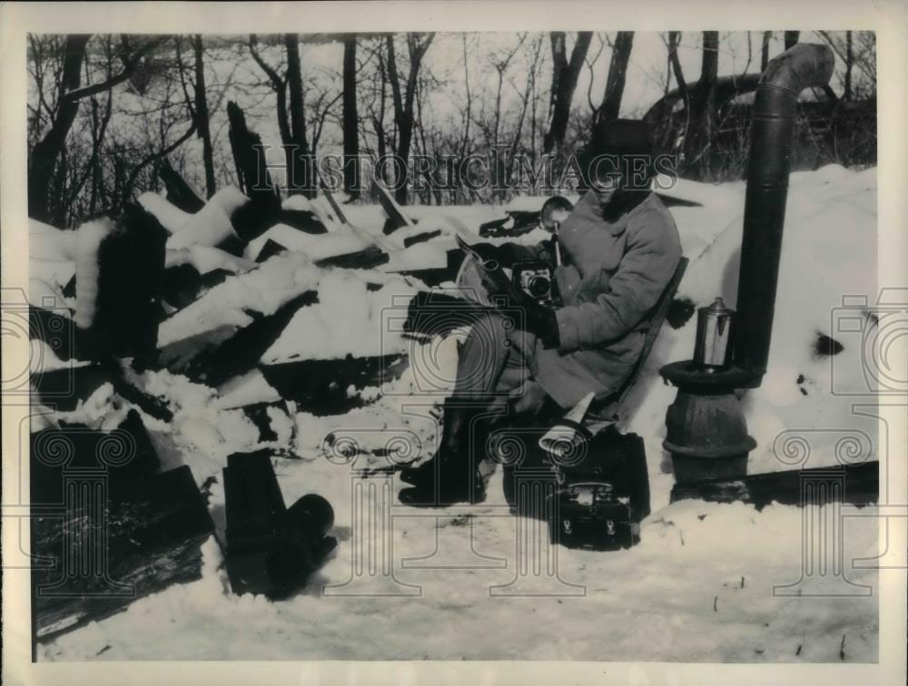 1949 Press Photo Allenstown, Pa B Zwikl but no groundhog for weather prediction - Historic Images