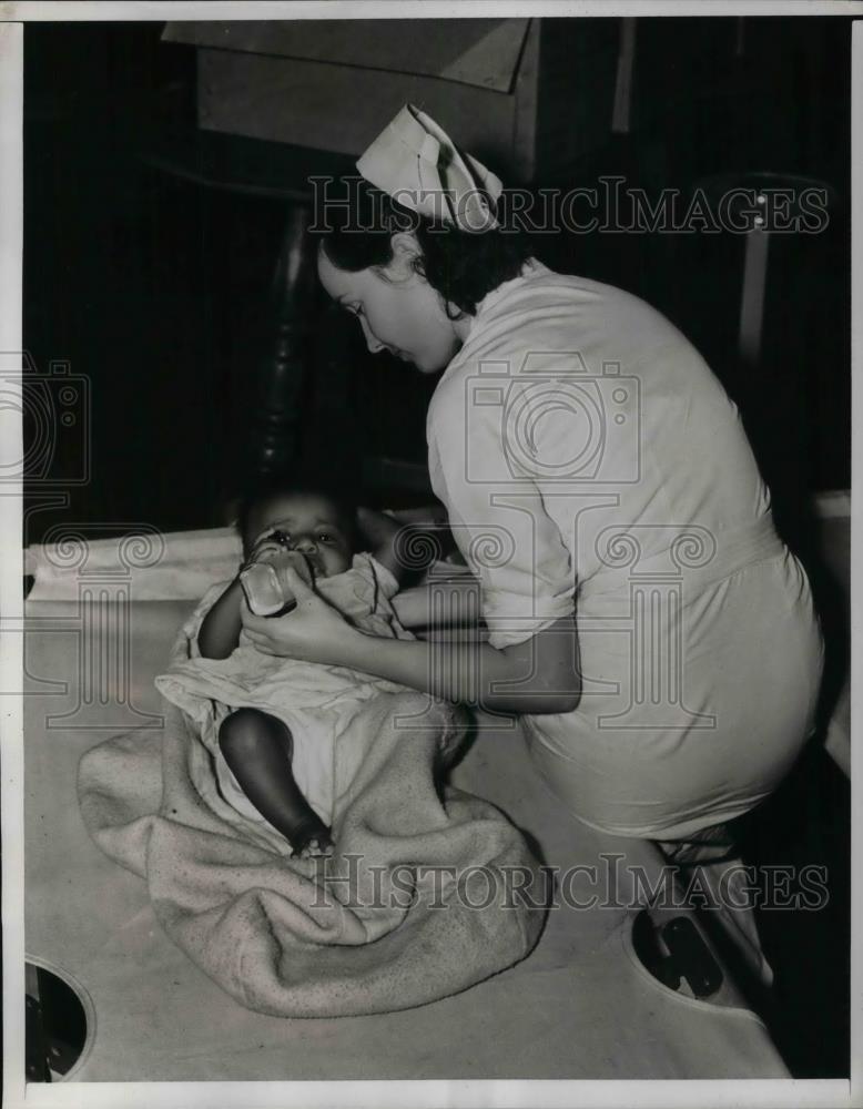 1938 Press Photo Nurse Eluen &amp; a flood refugee in Hartford, Conn - nea34048 - Historic Images
