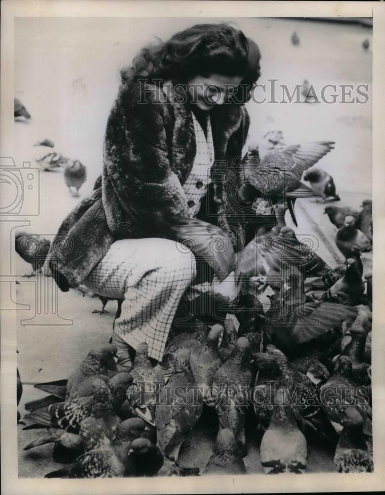 1945 Press Photo Mrs Pearl Fineberg feeding pigeons in Philadelphia, Pa. - Historic Images