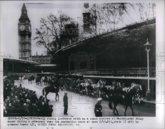 1953 Press Photo A coach arrives at Westminster Abbey in London - nea30530 - Historic Images