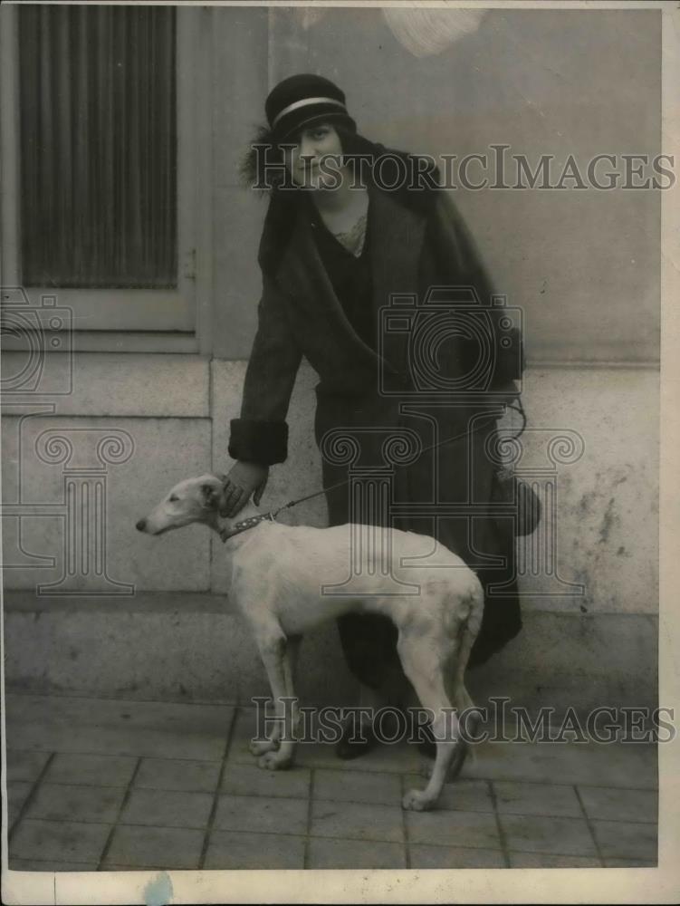 Press Photo Mrs. Henry Holthusen, Wife Of Assistant Attorney General And Dog - Historic Images