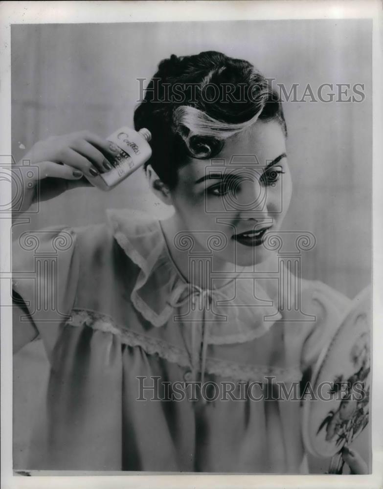 1952 Press Photo A new hair spray dye being demonstrated on a model - nea29464 - Historic Images