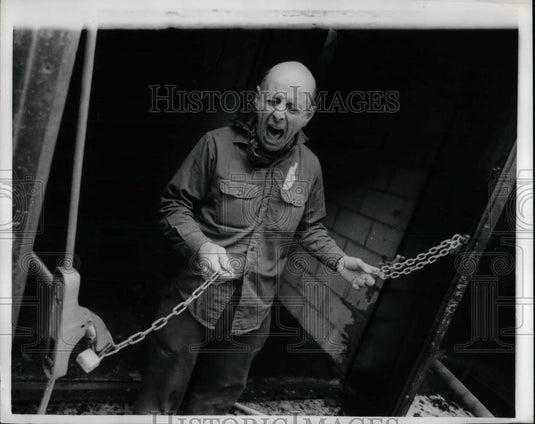 1970 Press Photo David Morgenstern tries to escape a fire. - nea31250 - Historic Images