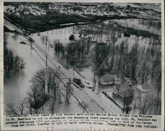 1956 Press Photo Truck Loads of Dike workers Marion Street Bridge Red River - Historic Images