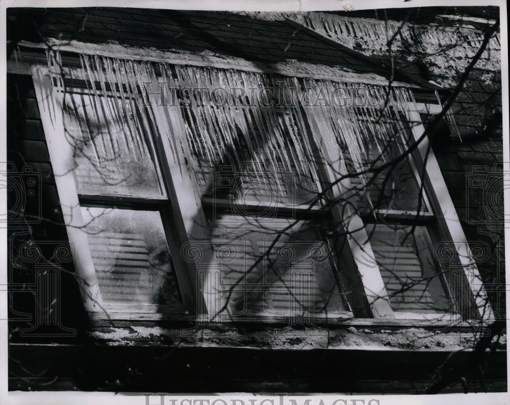 1970 Press Photo Cold Weather effects on the house in Kew Gardens, Queens. - Historic Images