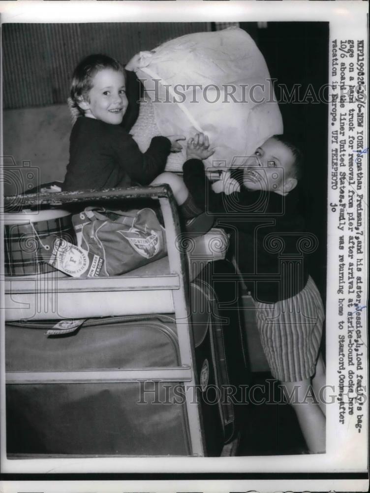1959 Press Photo Jonathan &amp; Jessica Freiman durick dock strike in NYC - Historic Images