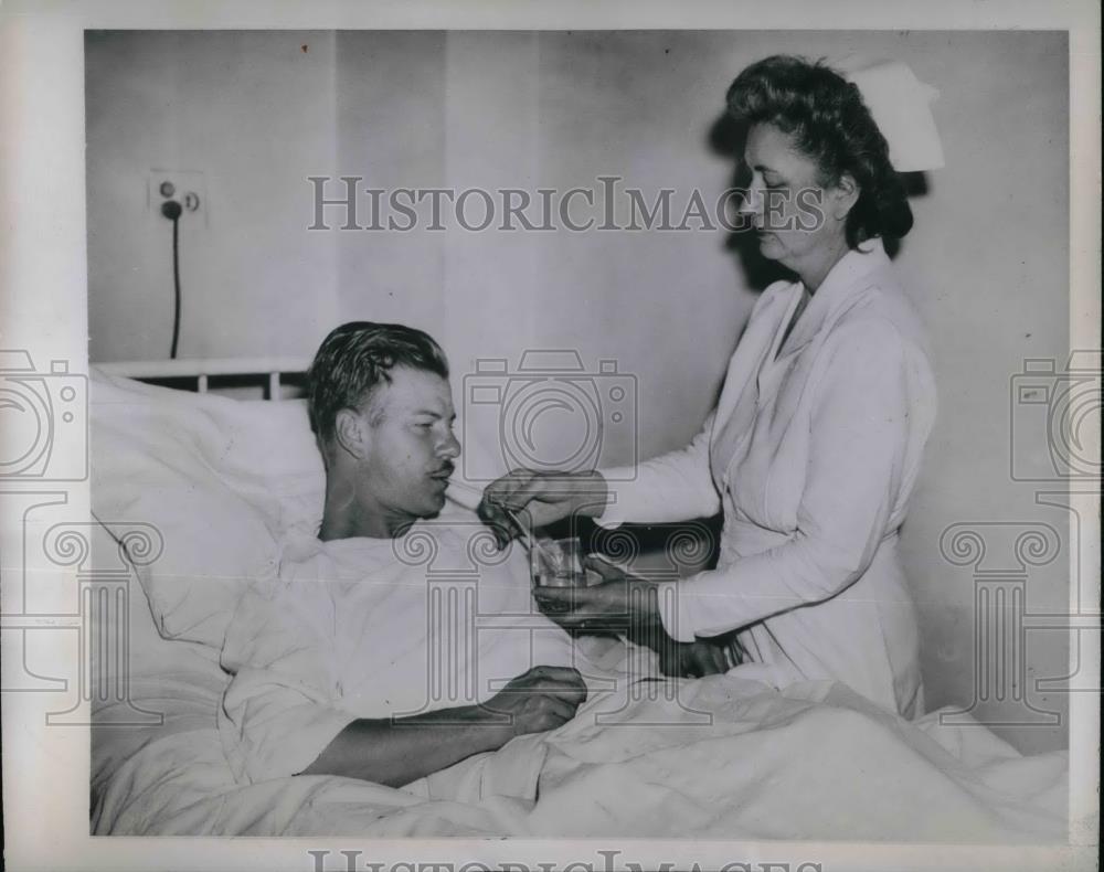 1945 Press Photo Leroy Stoddard given water by nurse Miriam Carver at - Historic Images