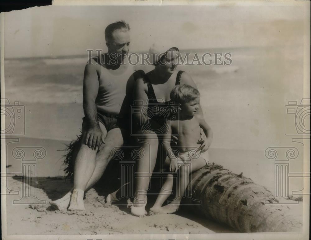 1932 Press Photo Mr. And Mrs. Benjamin Van Allen & Son Benjamin Jr. Tan In Miami - Historic Images