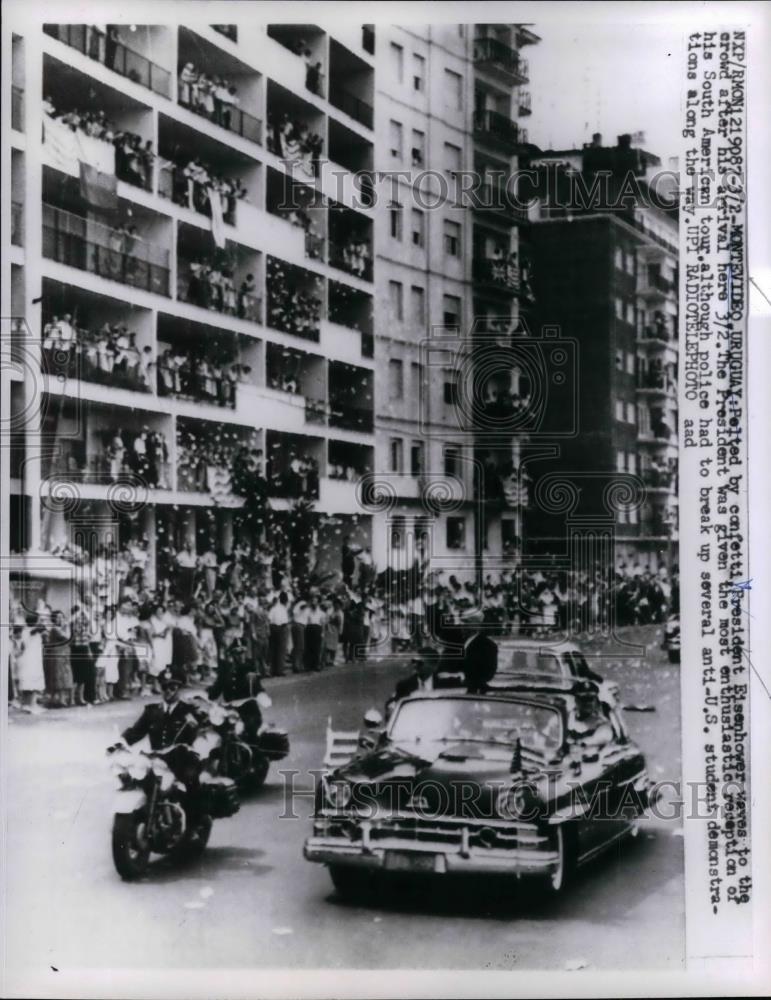 1960 Press Photo President Eisenhower waves to the crowd after his arrival at - Historic Images