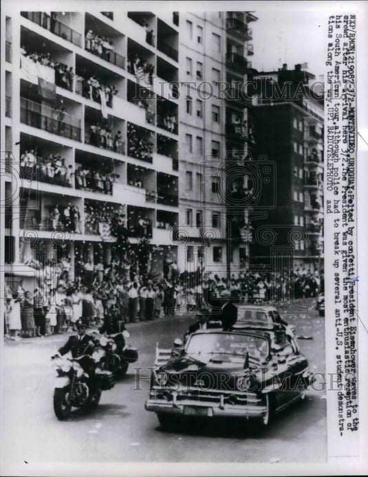 1960 Press Photo President Eisenhower waves to the crowd after his arrival at - Historic Images