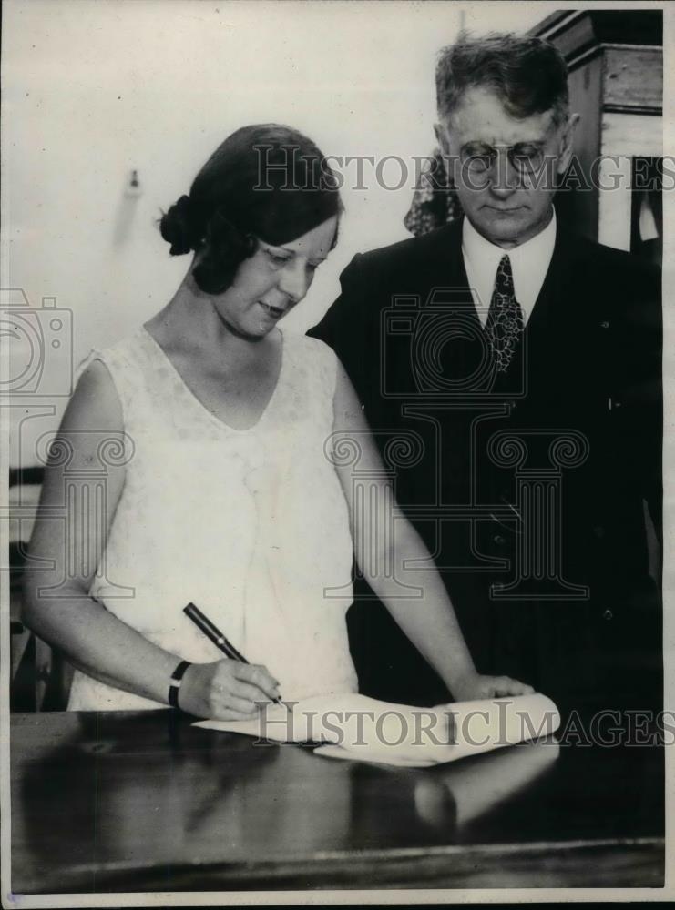 1931 Press Photo Mrs. L. Margaret Newton Hudson, Attorney J.C. Craig - nea30013 - Historic Images