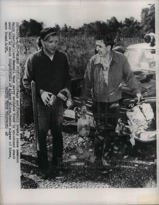 1956 Press Photo Ralph Oberlin & Russell Maas Carrying Evidence From Shack - Historic Images