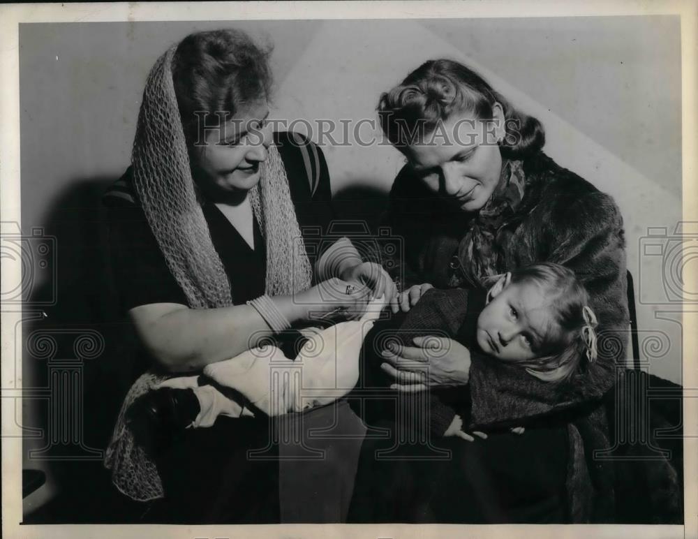 1945 Press Photo Adele Wielgomes Changes Polish Refugee Barbara Okonski&#39;s Diaper - Historic Images