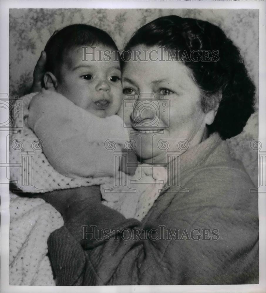 1954 Press Photo Mrs Hilda Mary Robinson &amp; Great Grandson Phillip - nea33233 - Historic Images