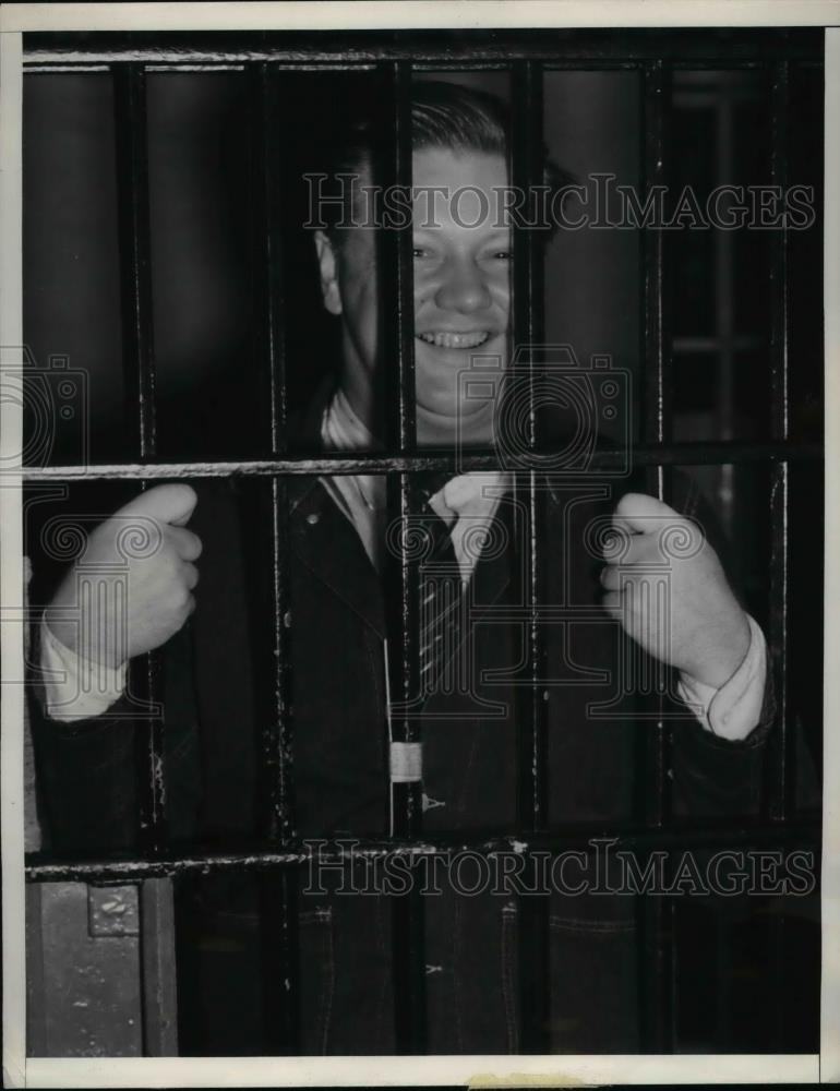 1937 Press Photo John Wuest Hunt In Los Angeles County Jail Cell - nea29865 - Historic Images