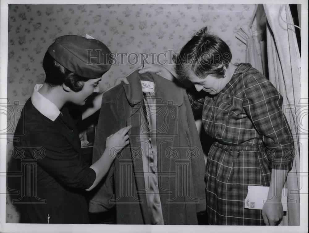 1960 Press Photo Georgia Hathaway shows off coat to Meigs Adams - nea30986 - Historic Images