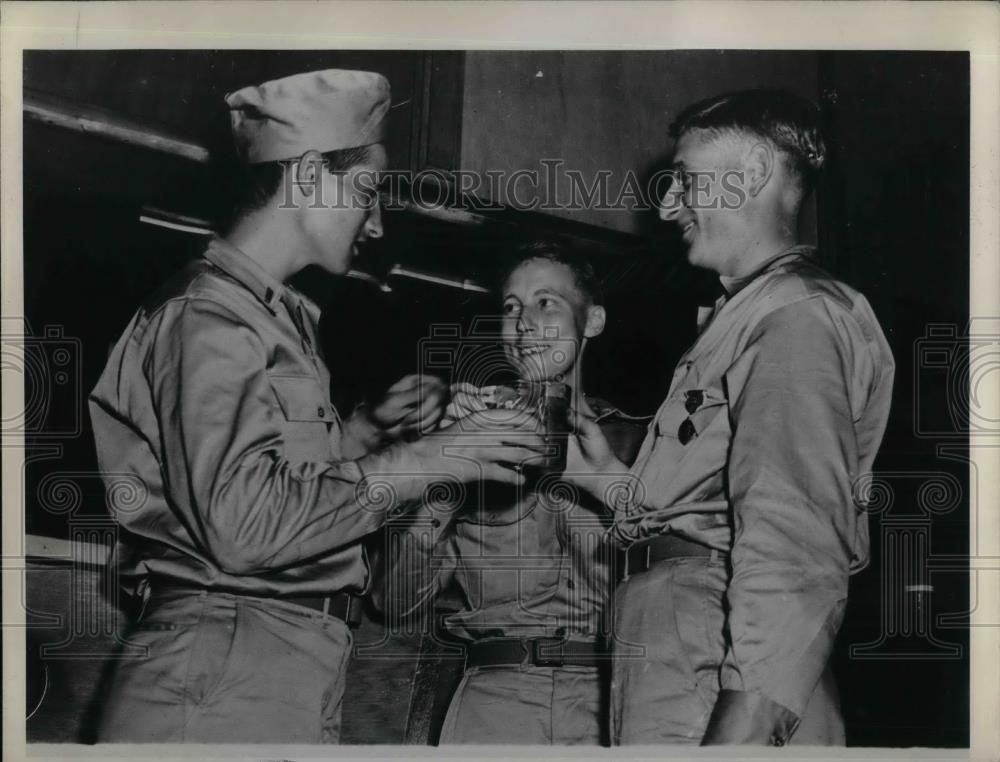 1944 Press Photo Dale Bordner, Marvin Hughes, and Eugene Wallace - nea30204 - Historic Images