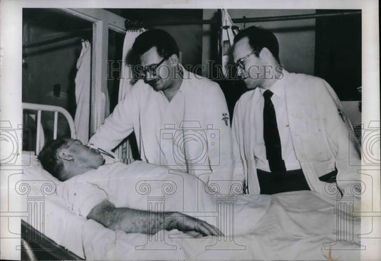 1950 Press Photo Paul Sofer & Arnold Sanders who were credited in saving - Historic Images