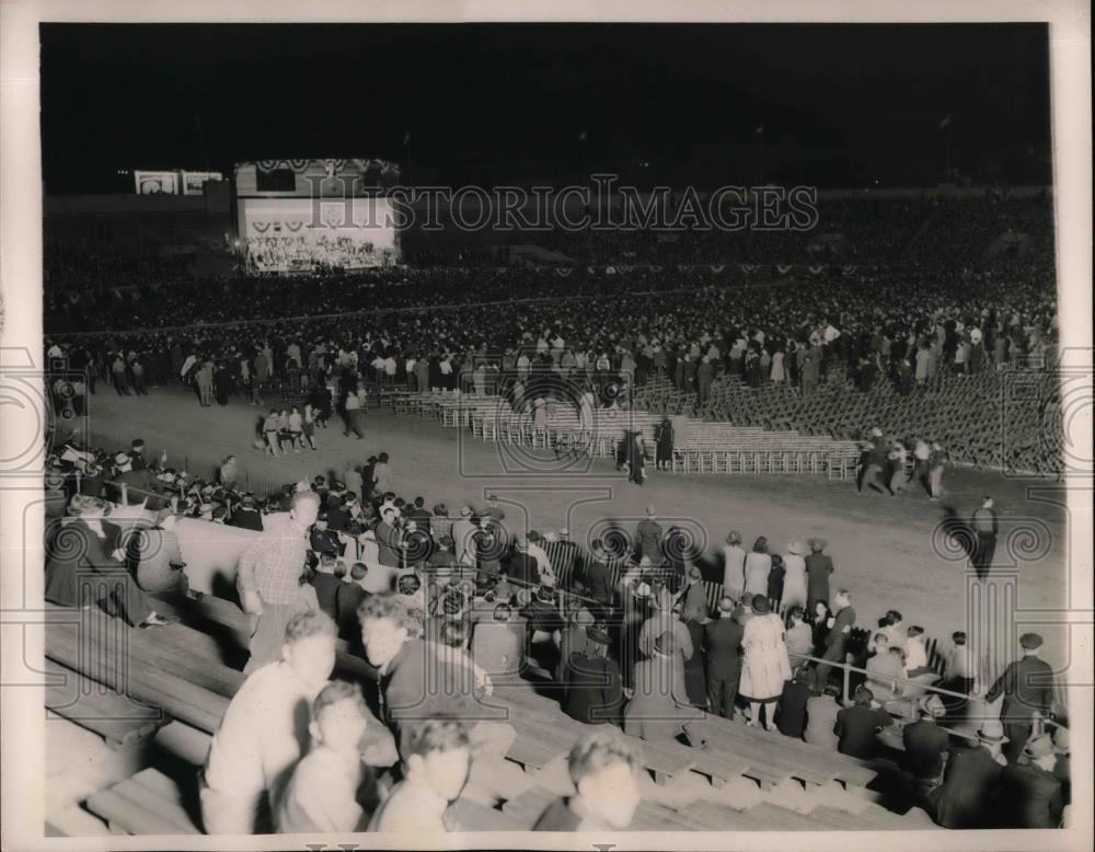 1940 Press Photo a packed Newark Stadium waiting for Wendell Willkie to speak - Historic Images